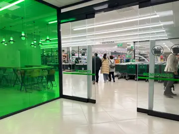 Exterior de la nueva tienda de Mercadona en el centro comercial Baricentro, en Barberà del Vallès (Barcelona).