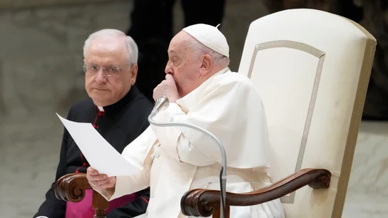 El papa Francisco tose durante su audiencia semanal El papa Francisco tose durante su audiencia semanal