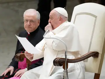 El papa Francisco tose durante su audiencia semanal