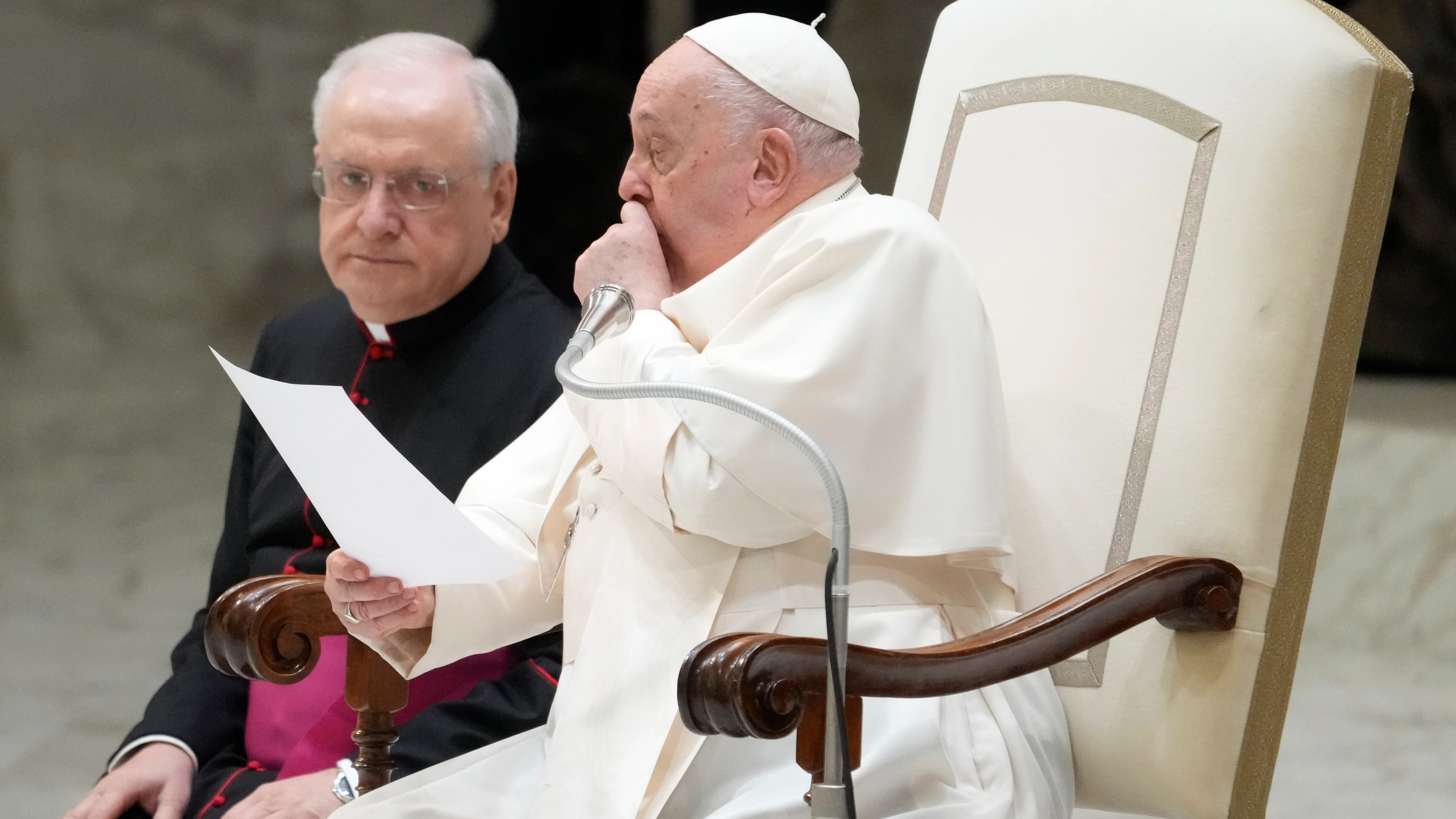 El papa Francisco tose durante su audiencia semanal