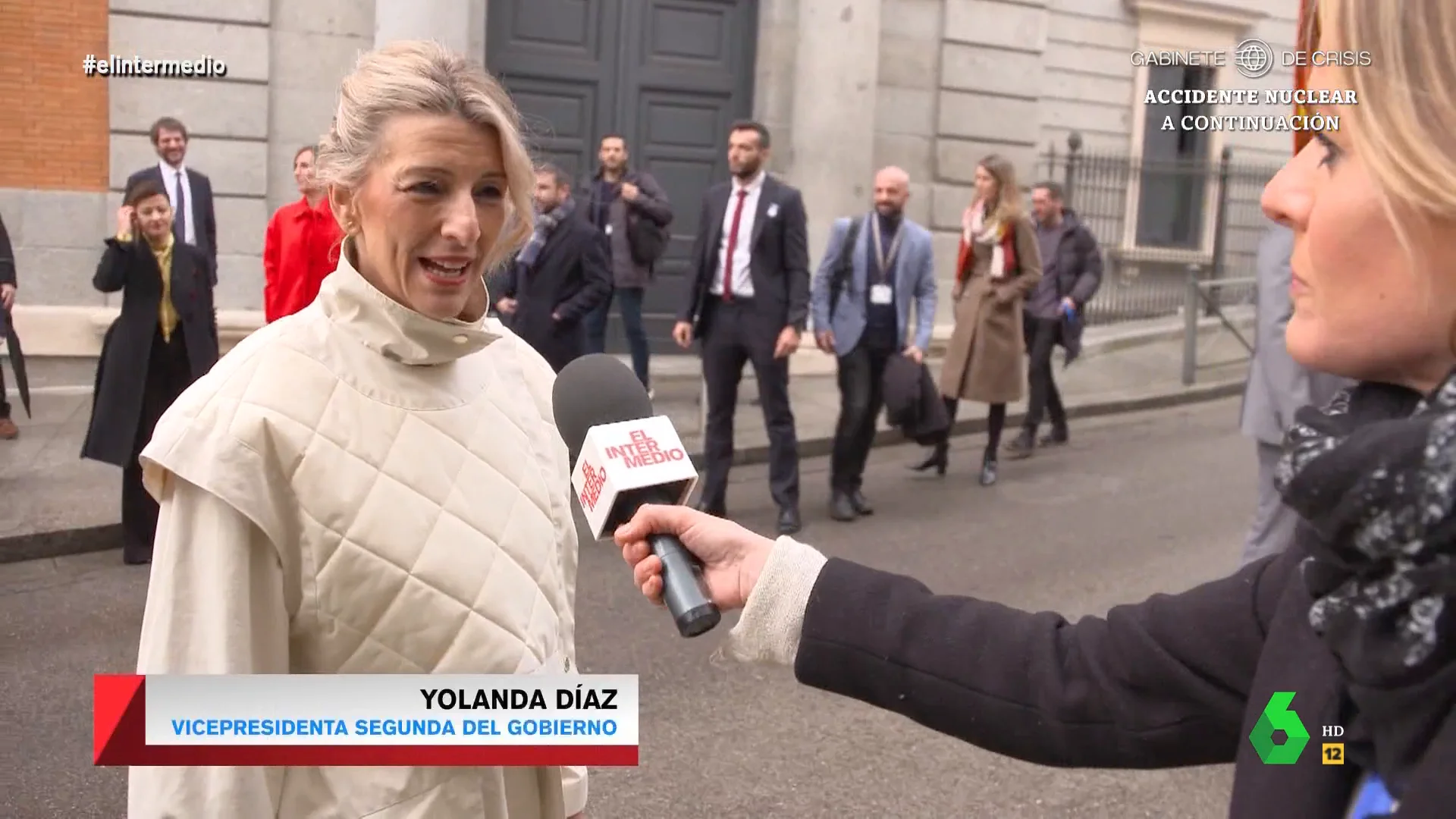 "Vamos a empezar subiendo el salario mínimo y mejorando las prestaciones del subsidio de desempleo", comenta la vicepresidenta segunda del Gobierno, Yolanda Díaz, a Andrea Ropero antes de la inauguración de la XV legislatura.