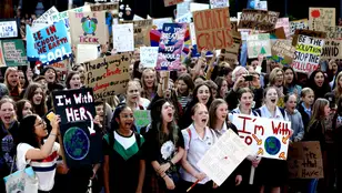 Jóvenes protagonizan una protesta por el clima