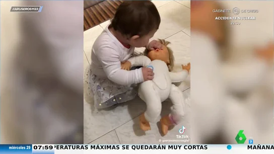 La adorable manera de esta niña pequeña de intentar calmar el llanto de su muñeca La adorable manera de esta niña pequeña de intentar calmar el llanto de su muñeca