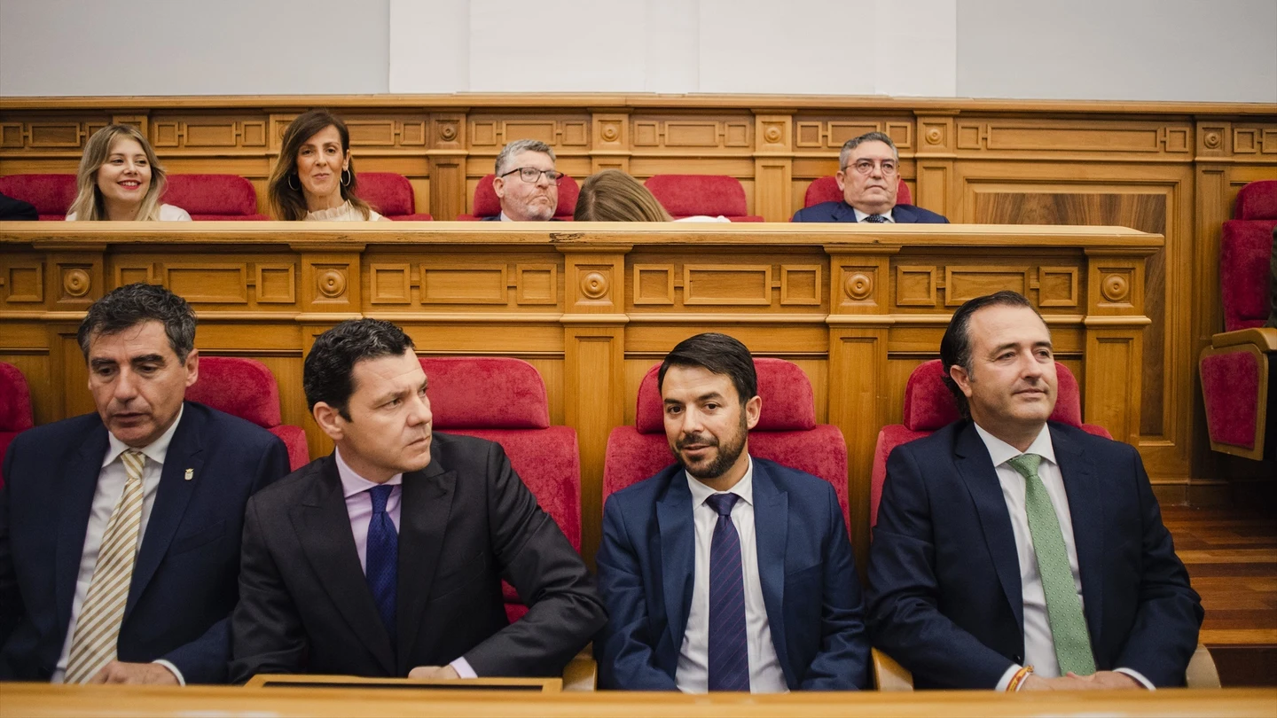 Los dirigentes de Vox en Castilla-La Mancha Francisco José Cobo Navarro, Juan Luis Blázquez, Iván Sánchez Serrano, y David Moreno en las Cortes. Los dirigentes de Vox en Castilla-La Mancha Francisco José Cobo Navarro, Juan Luis Blázquez, Iván Sánchez Serrano, y David Moreno en las Cortes.