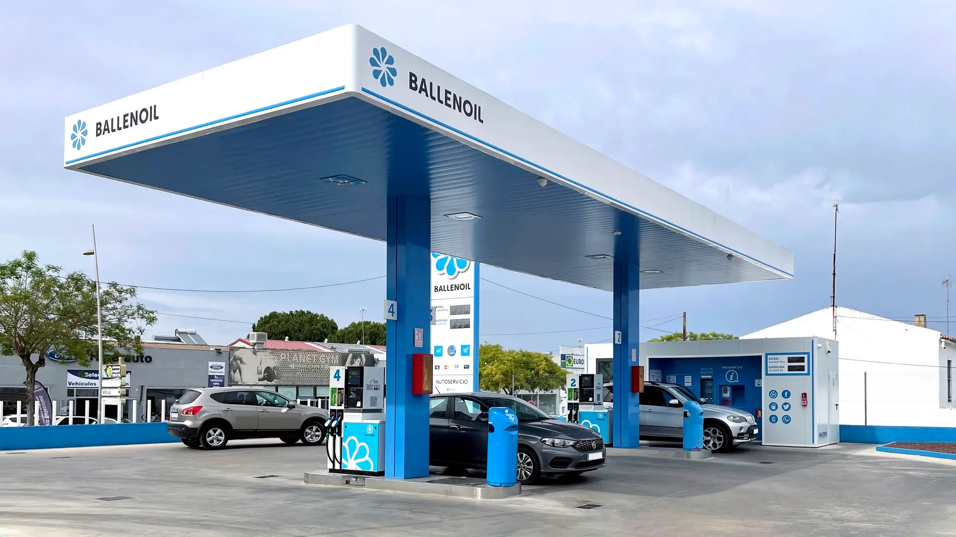 Las gasolineras low-cost de Ballenoil anuncian un calendario de adviento para fomentar el ahorro de sus clientes