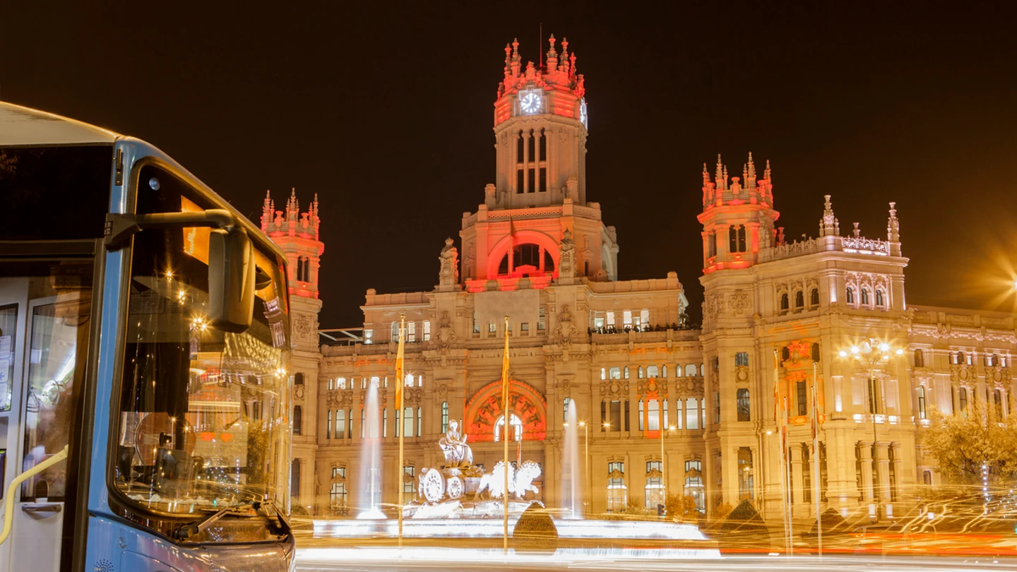 Autobús nocturno en Cibeles en Madrid Autobús nocturno en Cibeles en Madrid