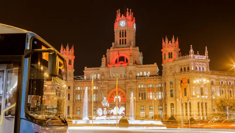 Autobús nocturno en Cibeles en Madrid Autobús nocturno en Cibeles en Madrid