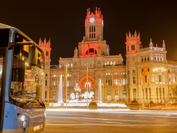 Autobús nocturno en Cibeles en Madrid Autobús nocturno en Cibeles en Madrid