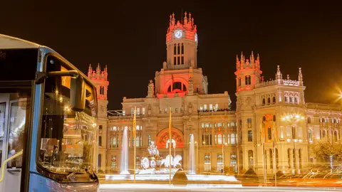 Autobús nocturno en Cibeles en Madrid Autobús nocturno en Cibeles en Madrid