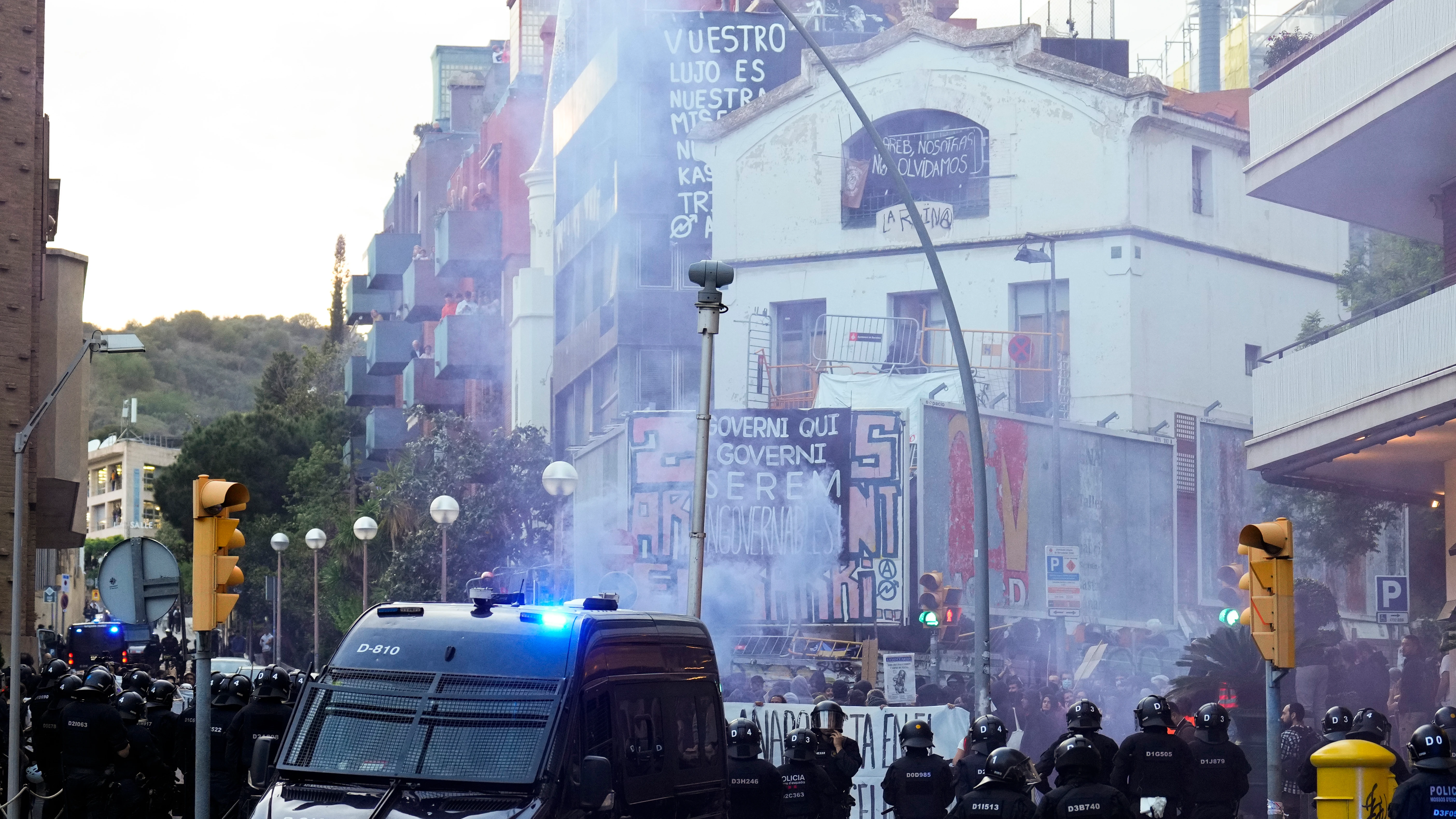 Imagen de archivo de los Mossos d'Esquadra junto a los edificios okupados de La Ruïna y el Kubo