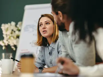 Mujer hablando en una reunión Mujer hablando en una reunión
