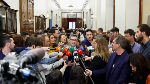 El ministro de la Presidencia, Justicia y Relaciones con las Cortes, Félix Bolaños, rodeado de periodistas en el Congreso