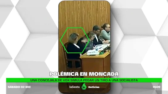 Una concejala de Vox simula un disparo a otra socialista durante un pleno municipal en Moncada (Valencia) Una concejala de Vox simula un disparo a otra socialista durante un pleno municipal en Moncada (Valencia)