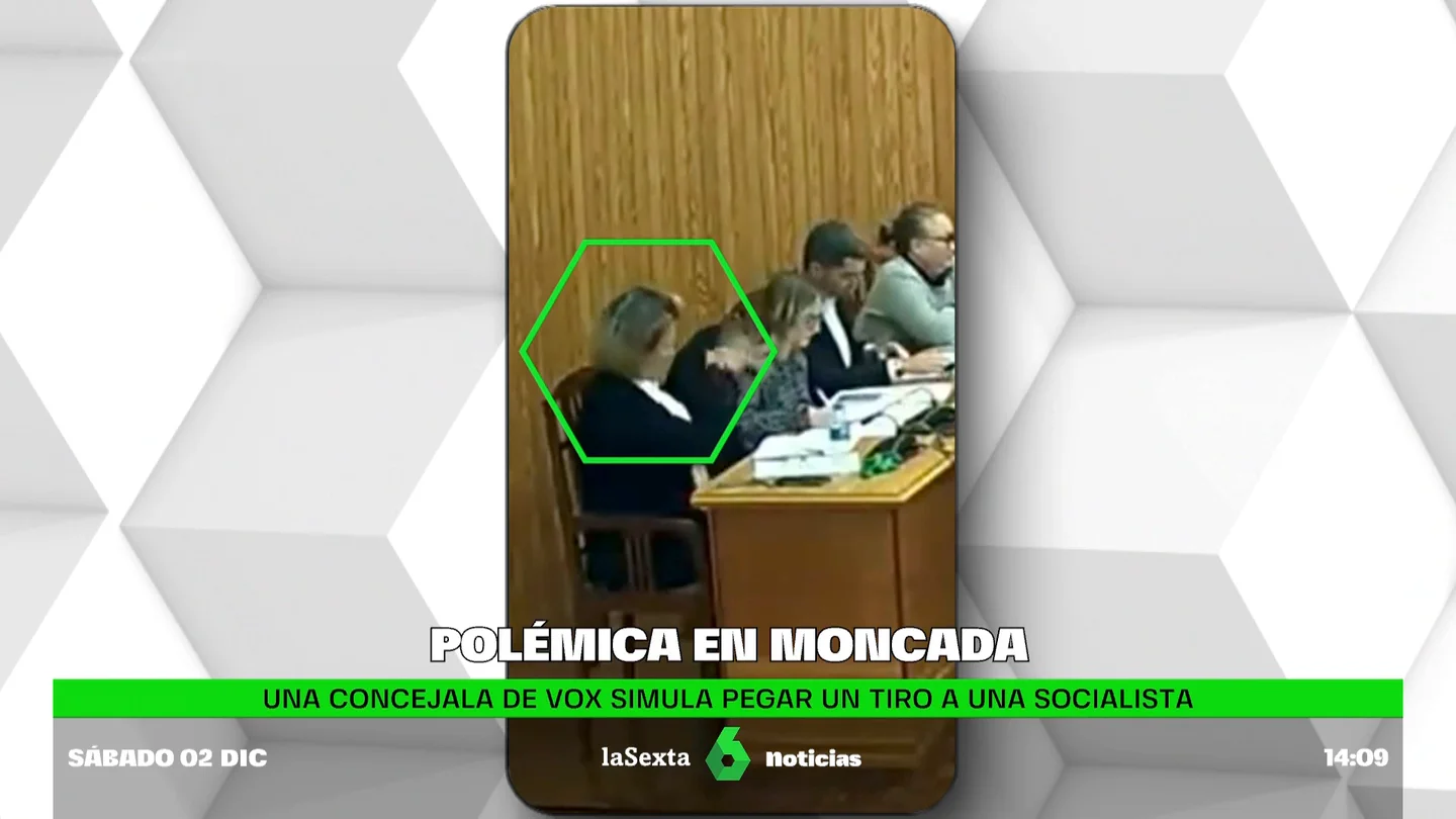 Una concejala de Vox simula un disparo a otra socialista durante un pleno municipal en Moncada (Valencia) Una concejala de Vox simula un disparo a otra socialista durante un pleno municipal en Moncada (Valencia)