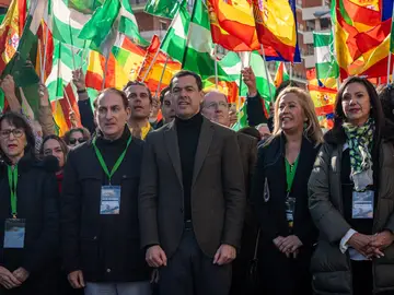 El presidente de la Junta de Andalucía, Juanma Moreno, asiste a la manifestación organizada por más de 200 agentes sociales con el lema &quot;Yo defiendo Andalucía&quot;