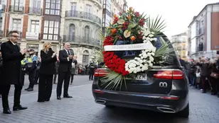 El coche fúnebre llega con los restos mortales de Concha Velasco al Teatro Calderón en Valladolid (España).