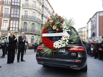El coche fúnebre llega con los restos mortales de Concha Velasco al Teatro Calderón en Valladolid (España).