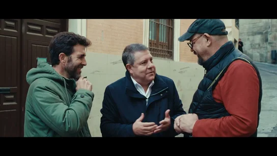 Un ciudadano para por la calle a García-Page para preguntarle por la amnistía: "Ponte en mi piel por un momento" Un ciudadano para por la calle a García-Page para preguntarle por la amnistía: "Ponte en mi piel por un momento"