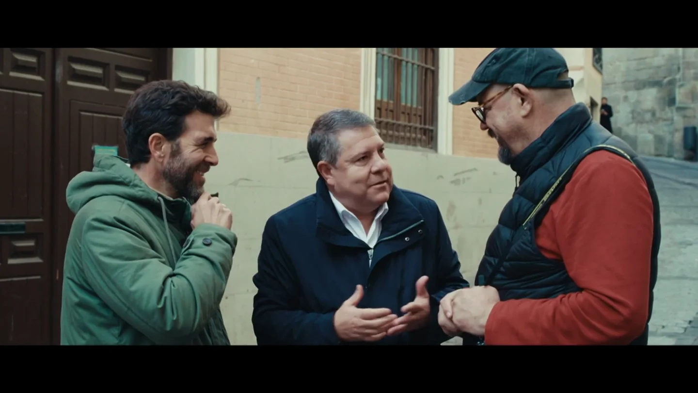 Un ciudadano para por la calle a García-Page para preguntarle por la amnistía: "Ponte en mi piel por un momento" Un ciudadano para por la calle a García-Page para preguntarle por la amnistía: "Ponte en mi piel por un momento"