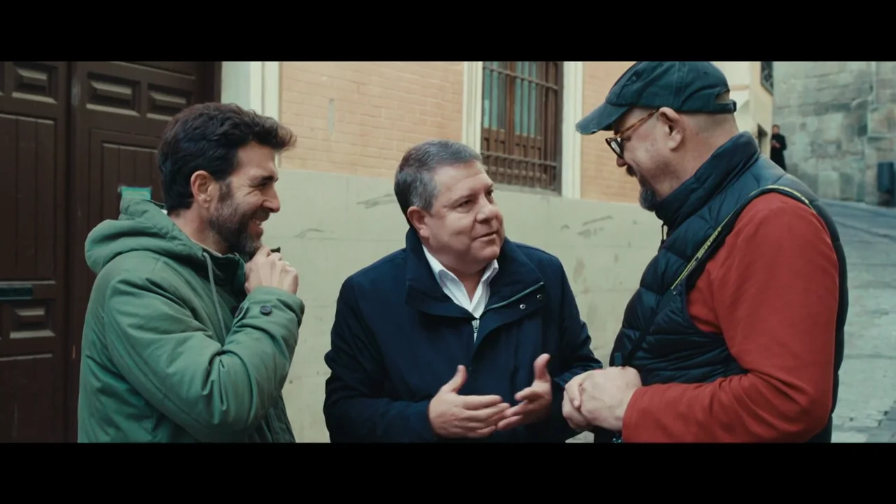 Un ciudadano para por la calle a García-Page para preguntarle por la amnistía: "Ponte en mi piel por un momento"