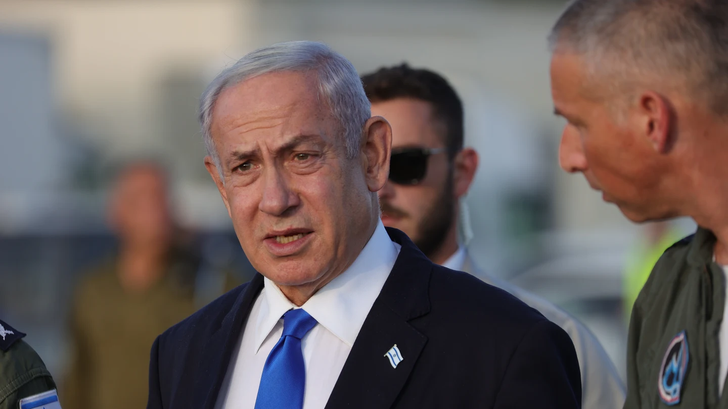 Fotografía de archivo en la que se registró al primer ministro de Israel, Benjamín Netanyahu, en la base aérea militar de Rishon Lezion (Israel). Fotografía de archivo en la que se registró al primer ministro de Israel, Benjamín Netanyahu, en la base aérea militar de Rishon Lezion (Israel).