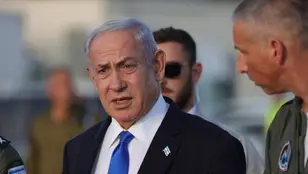 Fotografía de archivo en la que se registró al primer ministro de Israel, Benjamín Netanyahu, en la base aérea militar de Rishon Lezion (Israel). 