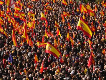 Cientos de simpatizantes asisten al acto organizado por el Partido Popular en defensa de la Constitución y de la igualdad, este domingo en el Parque del Templo de Debod, en Madrid. 