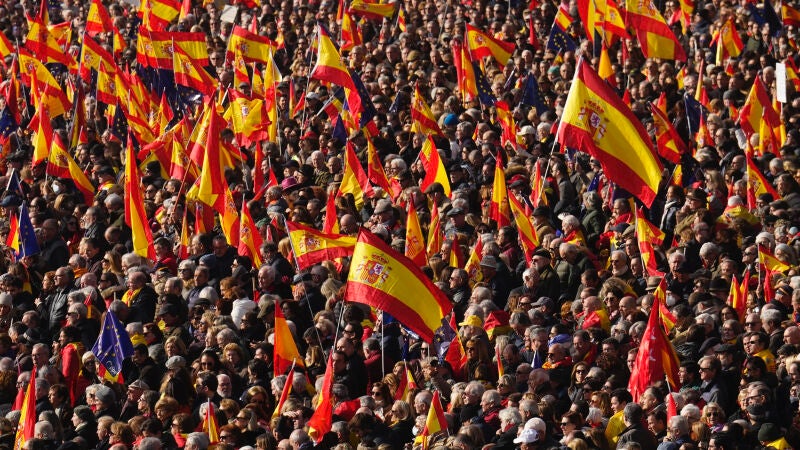 Cientos de simpatizantes asisten al acto organizado por el Partido Popular en defensa de la Constitución y de la igualdad, este domingo en el Parque del Templo de Debod, en Madrid. 