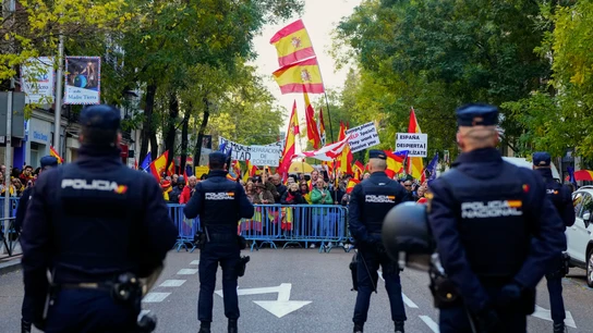 Concentración contra la amnistía celebrada en la calle Ferraz, en Madrid, este domingo.  Concentración contra la amnistía celebrada en la calle Ferraz, en Madrid, este domingo.