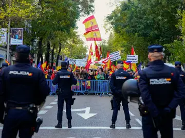 Concentración contra la amnistía celebrada en la calle Ferraz, en Madrid, este domingo. 