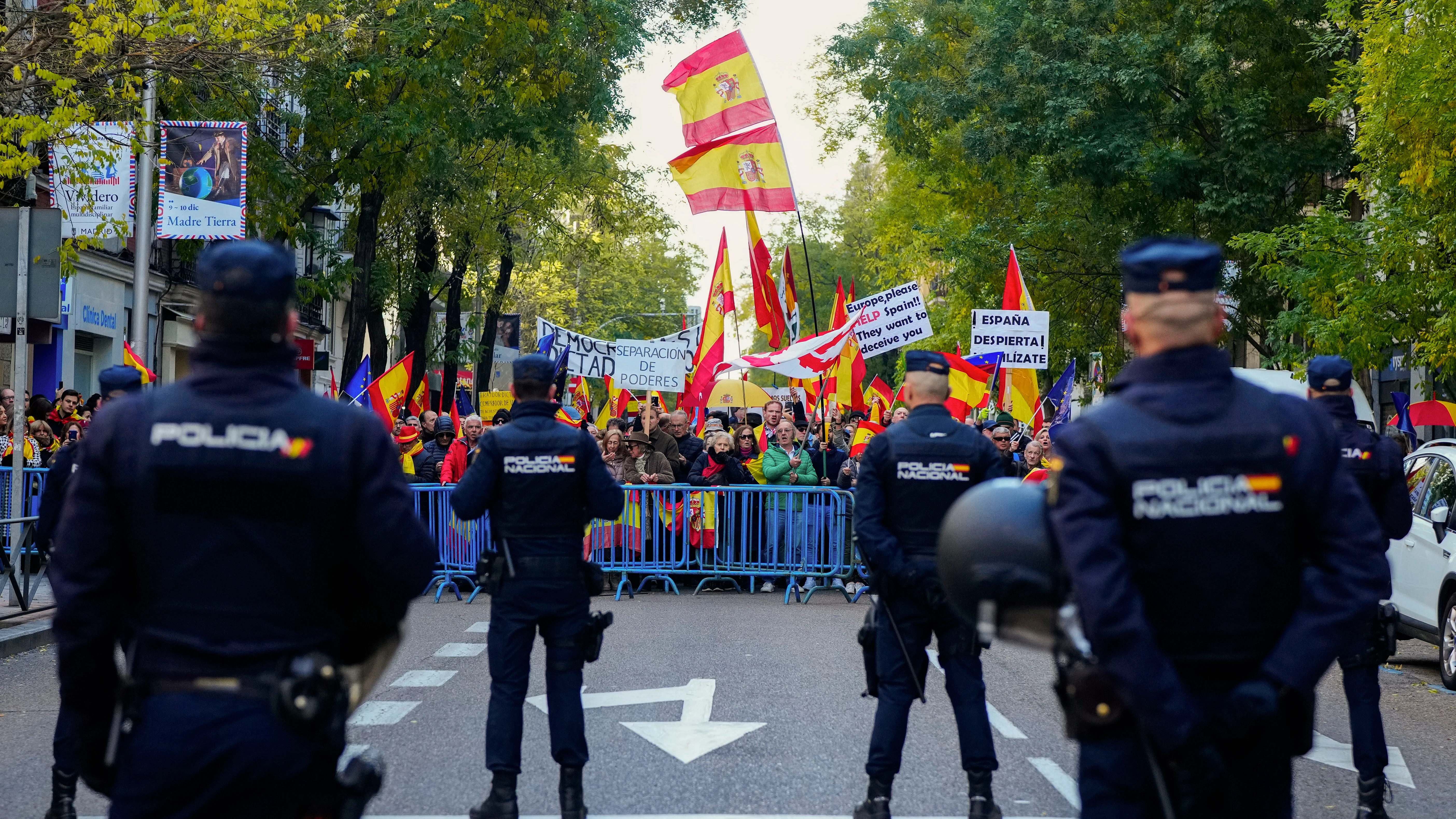 Concentración contra la amnistía celebrada en la calle Ferraz, en Madrid, este domingo. 