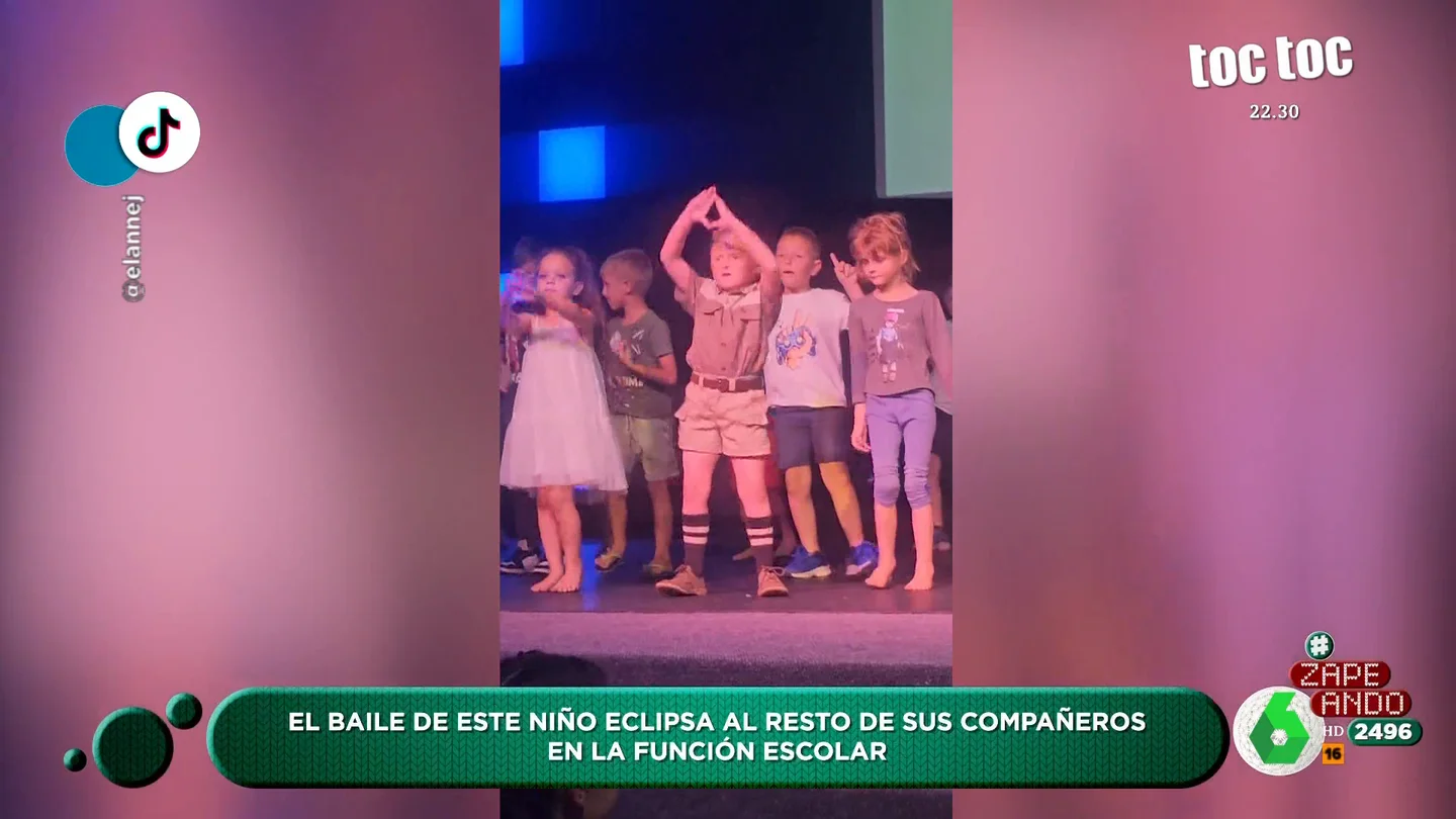 Un niño eclipsa a sus compañeros en un festival escolar con su llamativo baile Un niño eclipsa a sus compañeros en un festival escolar con su llamativo baile