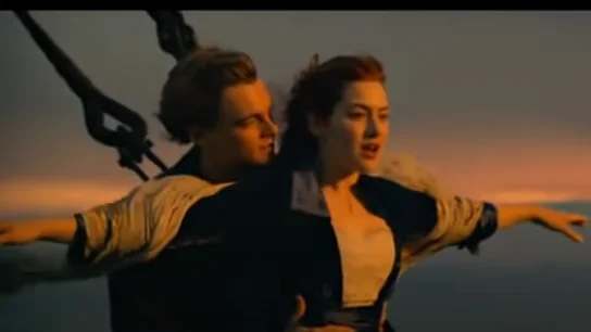 Una de las escenas más icónicas de Titanic, con Rose con los brazos abiertos en la proa del barco Una de las escenas más icónicas de Titanic, con Rose con los brazos abiertos en la proa del barco