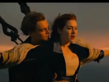 Una de las escenas más icónicas de Titanic, con Rose con los brazos abiertos en la proa del barco