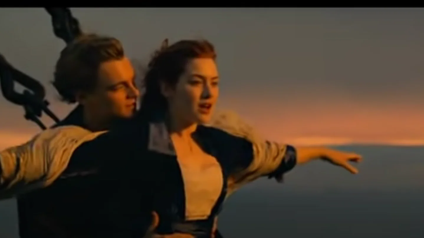 Una de las escenas más icónicas de Titanic, con Rose con los brazos abiertos en la proa del barco