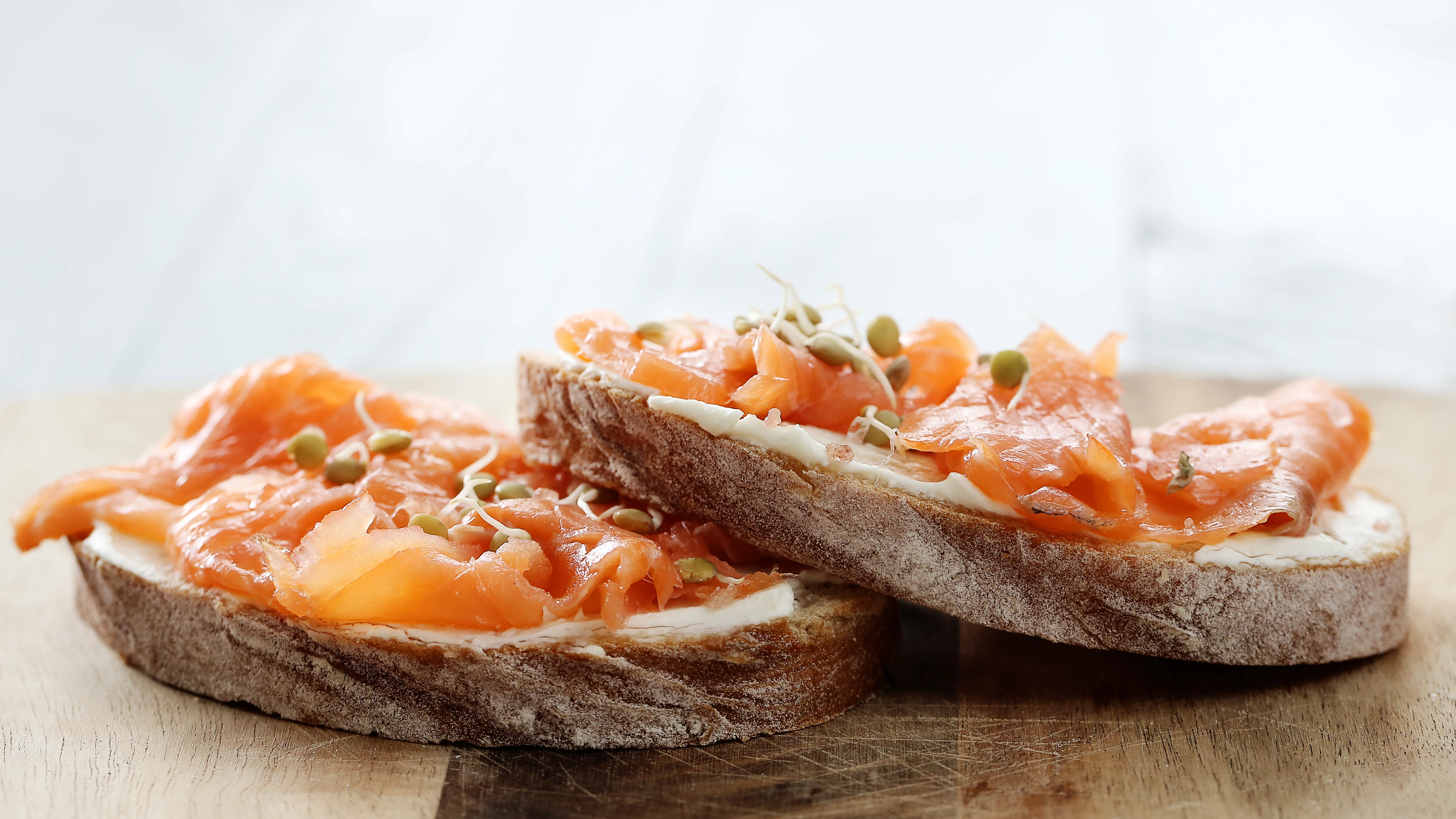 Dos tostas de salmón ahumado