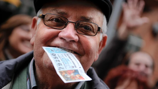 Un señor mordiendo el décimo con el que ganó el Gordo de la Lotería de Navidad en 2010 en Barcelona Un señor mordiendo el décimo con el que ganó el Gordo de la Lotería de Navidad en 2010 en Barcelona