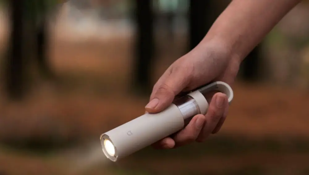 Xiaomi lanza una ingeniosa lámpara de acampada que oculta una linterna en  su interior