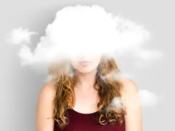 Una chica envuelta en una nube de pensamientos