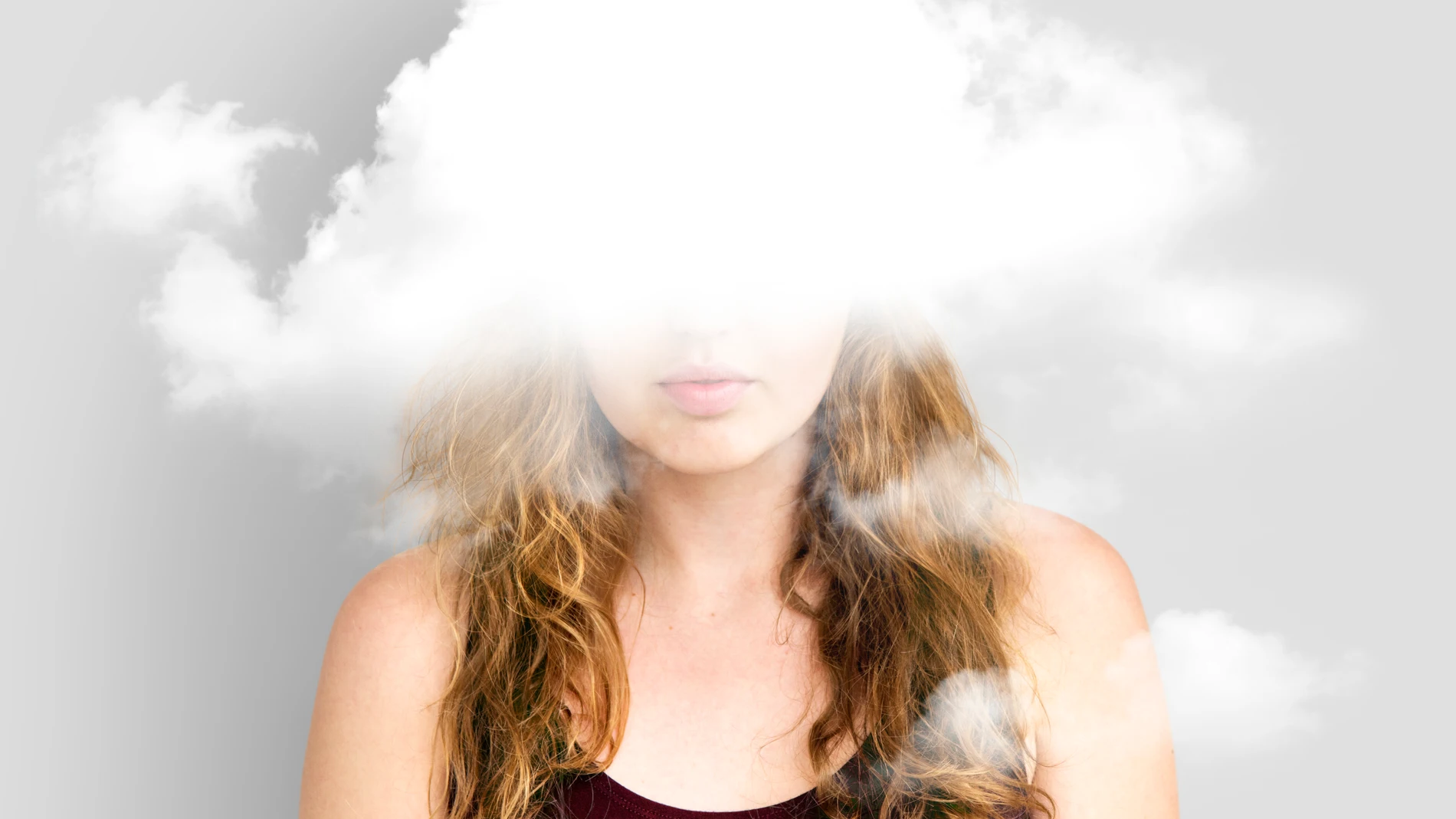 Una chica envuelta en una nube de pensamientos