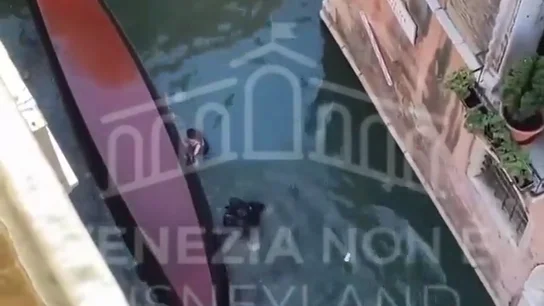 Varios turistas caen al agua en Venecia al volcar la góndola en la que viajaban Varios turistas caen al agua en Venecia al volcar la góndola en la que viajaban