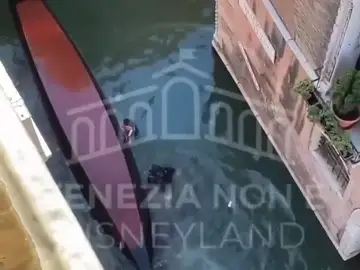 Varios turistas caen al agua en Venecia al volcar la góndola en la que viajaban