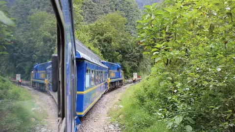 Tren hacia el Machu Picchu Tren hacia el Machu Picchu