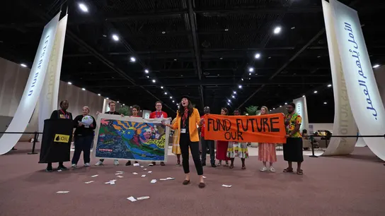 Activistas protestan en el quinto día de la Conferencia de las Naciones Unidas sobre el Cambio Climático (COP28), en Dubai, Emiratos Árabes Unidos Activistas protestan en el quinto día de la Conferencia de las Naciones Unidas sobre el Cambio Climático (COP28), en Dubai, Emiratos Árabes Unidos