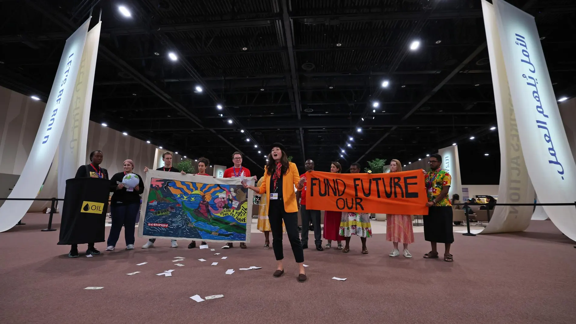 Activistas protestan en el quinto día de la Conferencia de las Naciones Unidas sobre el Cambio Climático (COP28), en Dubai, Emiratos Árabes Unidos