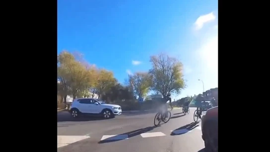 El vídeo viral de un grupo de ciclistas en una rotonda siembra la polémica: ¿quién tiene razón? El vídeo viral de un grupo de ciclistas en una rotonda siembra la polémica: ¿quién tiene razón?