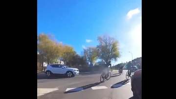 El vídeo viral de un grupo de ciclistas en una rotonda siembra la polémica: ¿quién tiene razón?