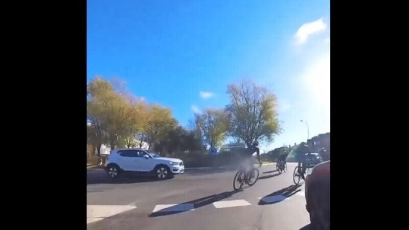 El vídeo viral de un grupo de ciclistas en una rotonda siembra la polémica: ¿quién tiene razón?