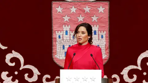 La presidenta de la Comunidad de Madrid, Isabel Diaz Ayuso interviene en el acto de homenaje a la Constitución Española/ EFE/ Zipi