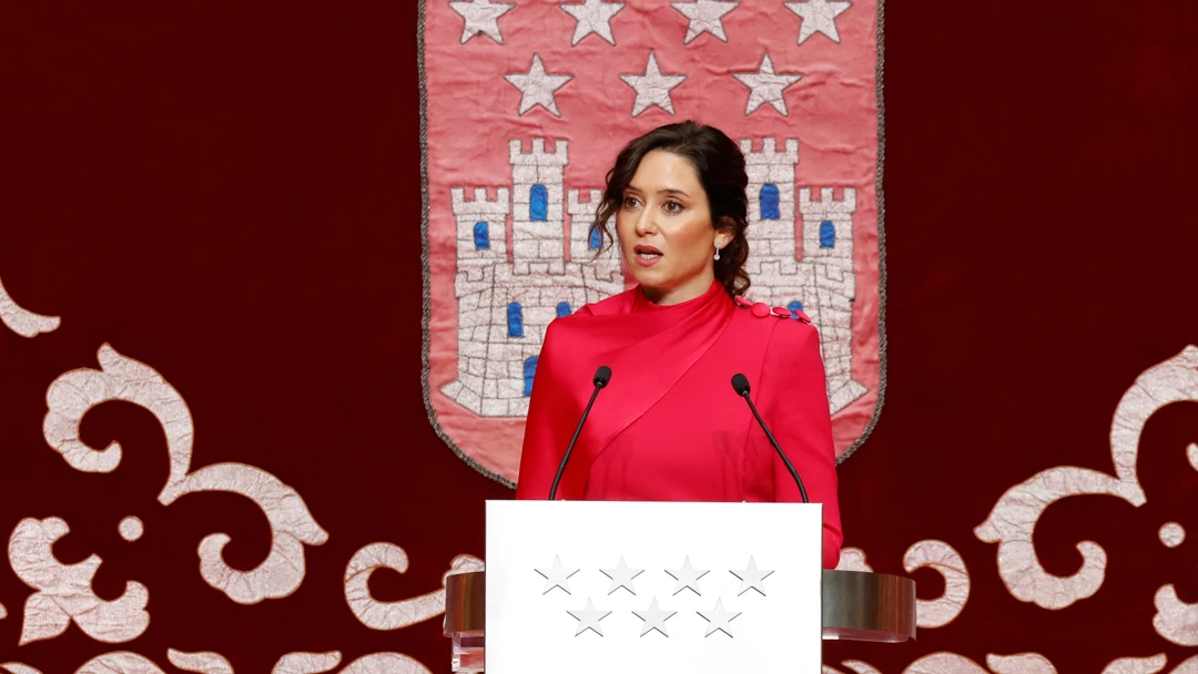 La presidenta de la Comunidad de Madrid, Isabel Diaz Ayuso interviene en el acto de homenaje a la Constitución Española/ EFE/ Zipi